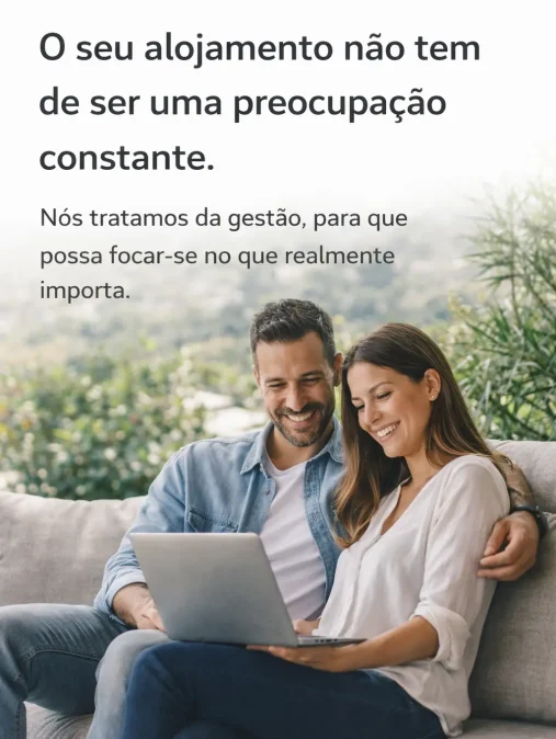 Casal a ver computador, no exterior da casa
